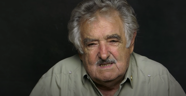 José Mujica: "Als we consumeren, verspillen we ons leven"